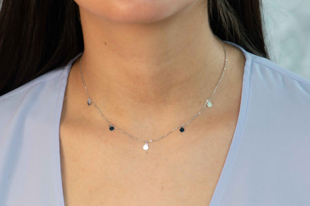 Modelo con collar de cadena con círculos de plata 925