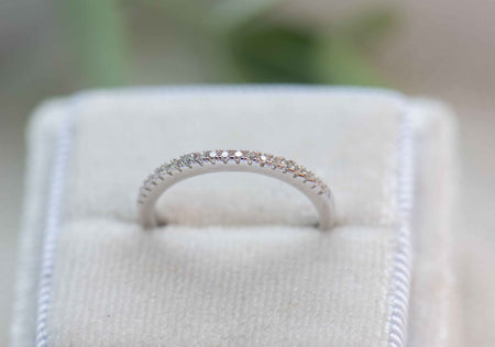 Anillo liso en plata 925 incrustado con zirconias blancas en caja de joyas blanca