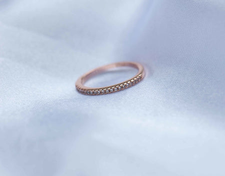 Anillo liso en baño de oro rosa 18k incrustado con zirconias blancas