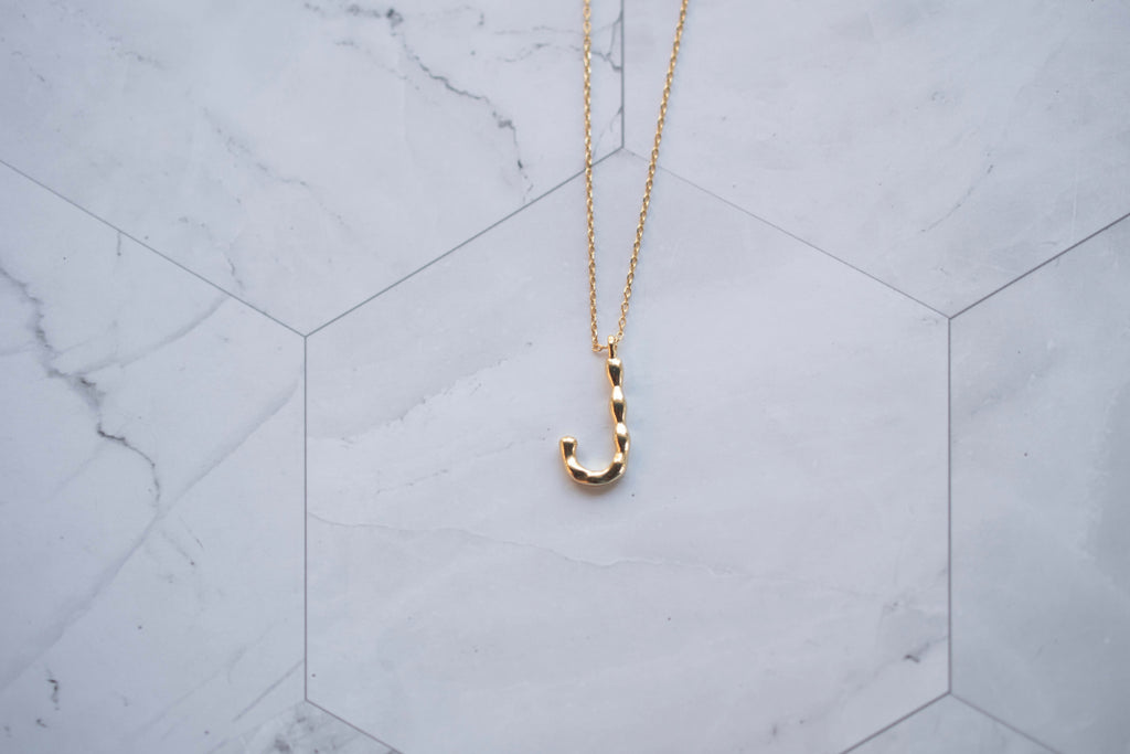 Collar con pendiente letra J color oro
