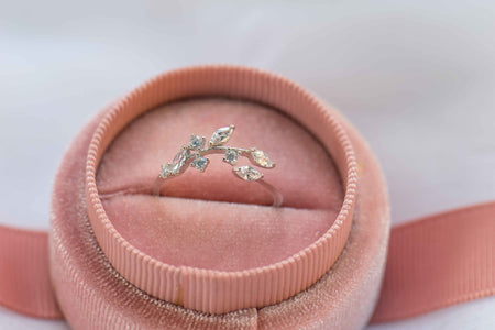 Anillo en plata 925 con hojas en zirconias blancas