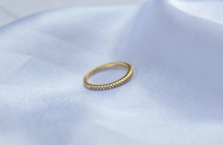 Anillo liso en baño de oro 18k incrustado con zirconias blancas