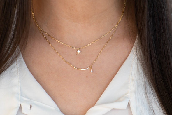 Modelo con Collar cadena doble y pendiente de estrella con baño de oro 18k