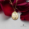 Collar cadena con pendiente de la virgen Maria color oro sobre pétalos