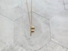 Collar con pendiente letra F color oro