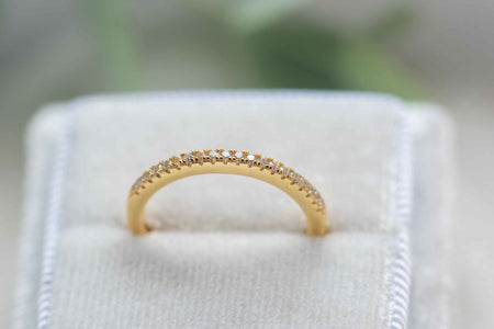 Anillo liso en baño de oro 18k incrustado con zirconias blancas en caja de joyas blanca