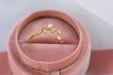 Anillo con baño de oro 18k con hojas en zirconias blancas