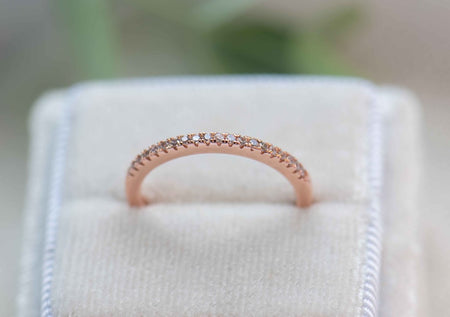 Anillo liso en baño de oro rosa 18k incrustado con zirconias blancas en caja de joyas blanca