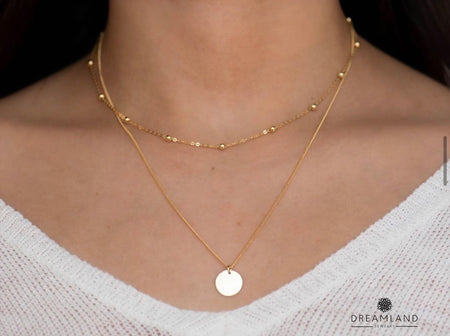 Modelo con collar doble color oro, un collar corto o otro largo con pendiente círculo