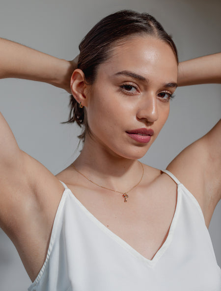 Modelo con collar con pendiente de llave en forma de corazón con marco incrustado con zirconias de colores y aretes de colección Dreamland Guatemala
