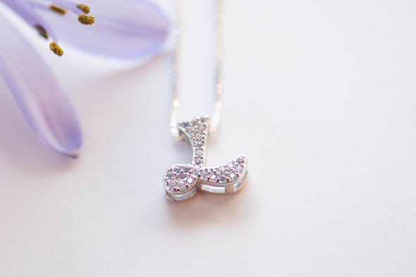 Collar con pendiente de letra L color plata con zirconias