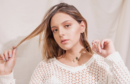 Modelo con collar de cadena con círculos con baño de oro 18k