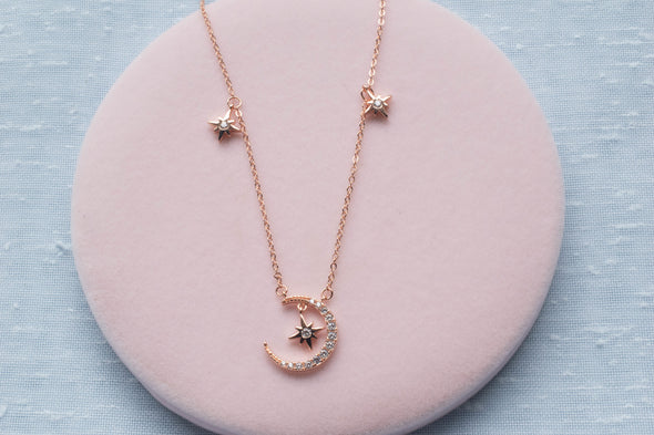 collar cadena color oro rosa y pendientes de luna y estrellas incrustados con zirconias