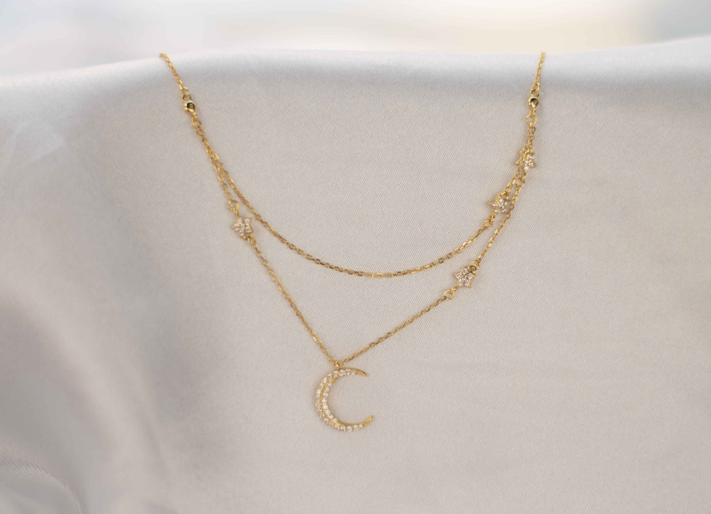 Collar doble de cadenas con pendiente de luna con incrustaciones en zirconias y estrellas en baño de oro 18k
