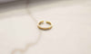 Anillo liso en baño de oro 18k con incrustaciones de zirconias blancas