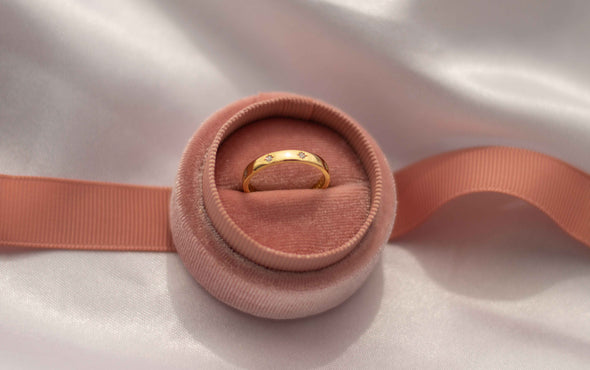 Anillo liso en baño de oro 18k con incrustaciones de zirconias blancas en caja de joyas rosa