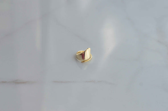 Anillo con baño en oro 18k sobre superficie en mármol