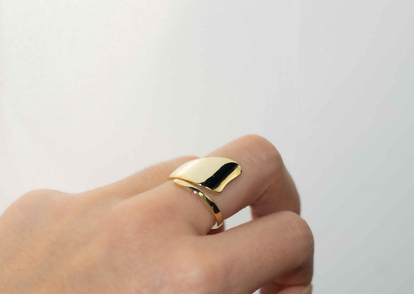 Mano con anillo en baño de oro 18k