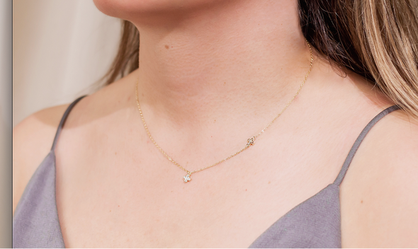 Modelo con Collar con cadena y dos cruces pequeñas con baño de oro 18k