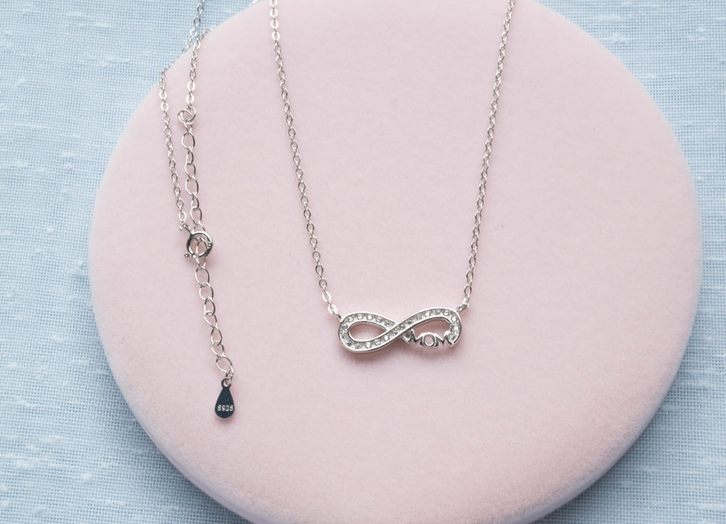 Collar de cadena y pendiente de infinito con palabra mamá- Mom en plata 925