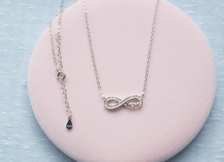 Collar de cadena y pendiente de infinito con palabra mamá- Mom en plata 925