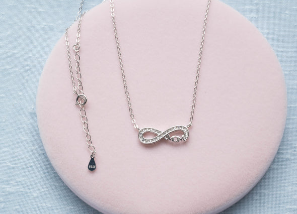 Collar de cadena y pendiente de infinito con palabra mamá- Mom en plata 925