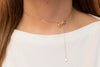 Modelo usando collar tipo choker con moña color oro rosa