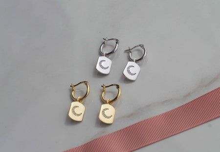 Aretes de argolla pequeña con pendiente de placa con luna en plata 925 y Aretes de argolla pequeña con pendiente de placa con luna en baño de oro 18k