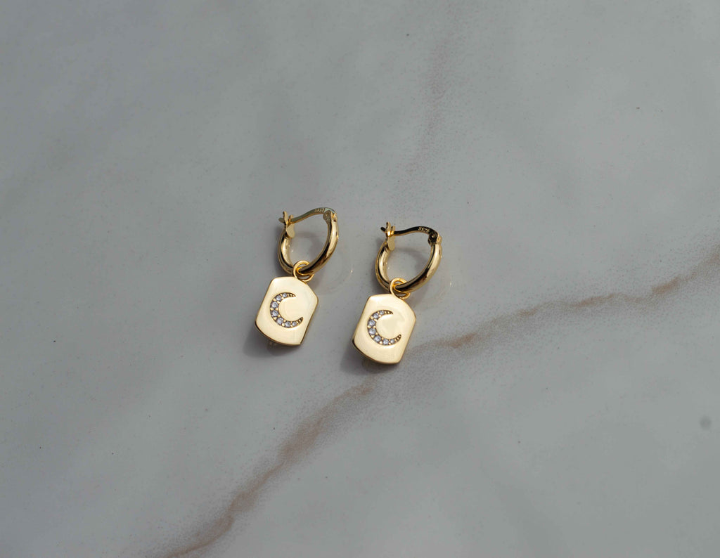 Aretes de argolla pequeña con pendiente de placa con luna en baño de oro 18k