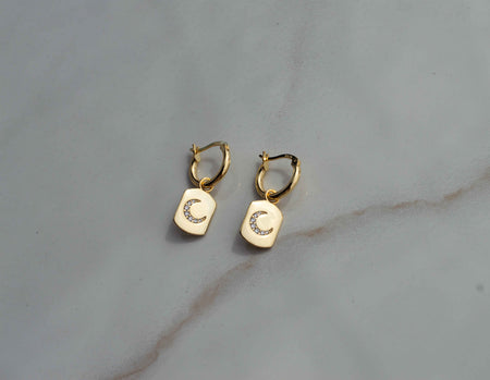 Aretes de argolla pequeña con pendiente de placa con luna en baño de oro 18k
