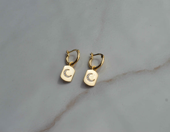 Aretes de argolla pequeña con pendiente de placa con luna en baño de oro 18k