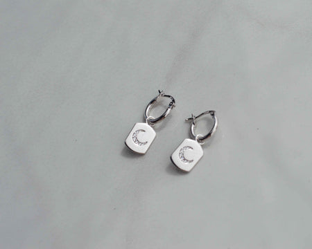 Aretes de argolla pequeña con pendiente de placa con luna en plata 925