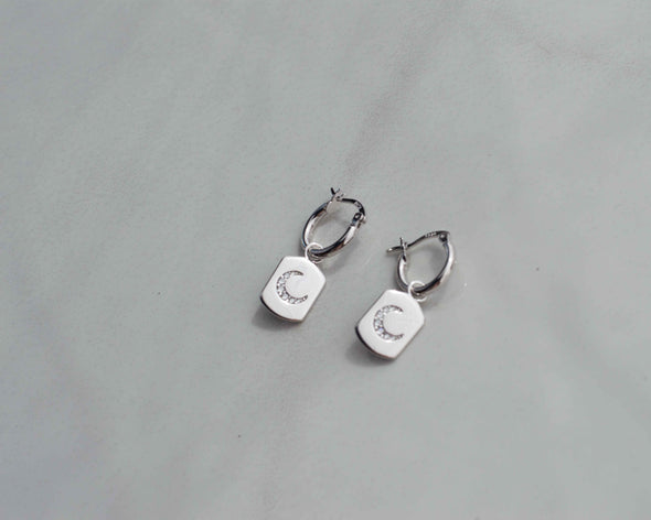 Aretes de argolla pequeña con pendiente de placa con luna en plata 925