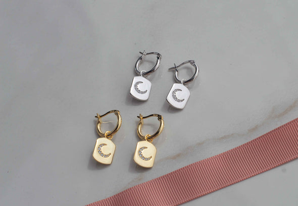 Aretes de argolla pequeña con pendiente de placa con luna en plata 925 y Aretes de argolla pequeña con pendiente de placa con luna en baño de oro 18k
