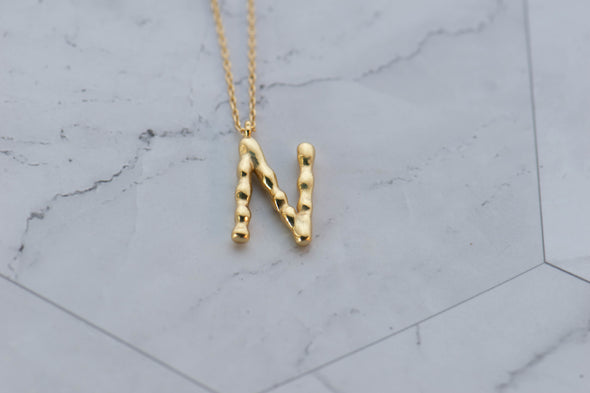 Collar con pendiente letra N color oro