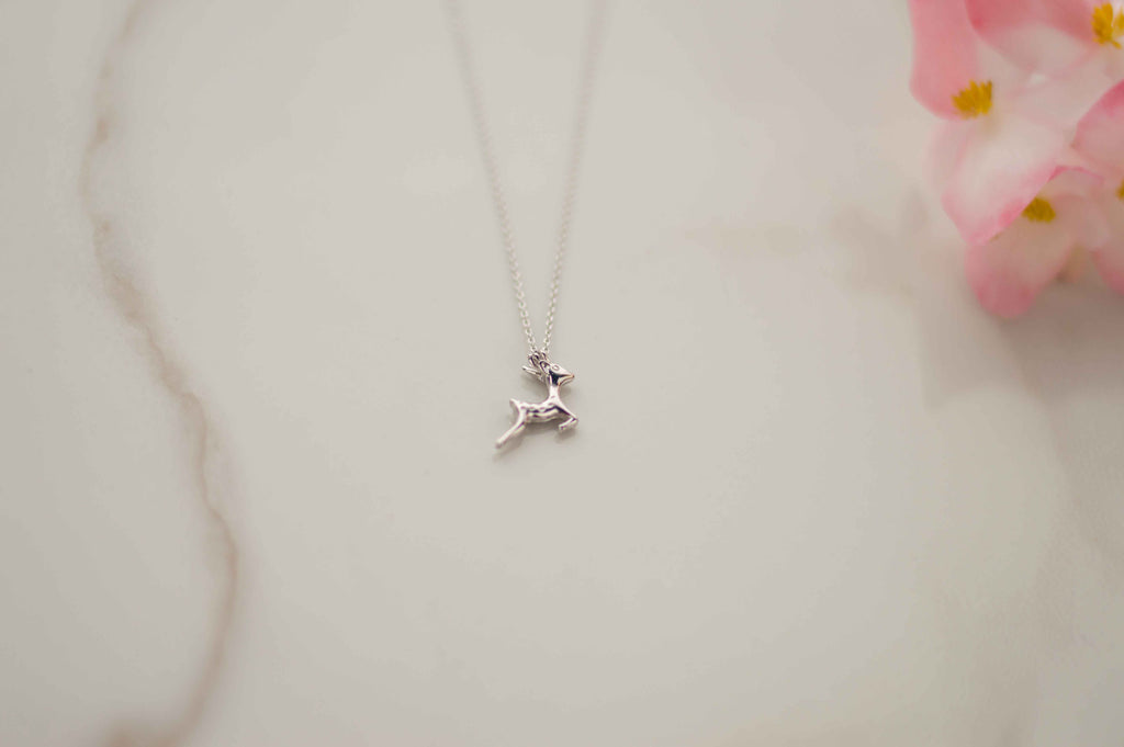 Detalle de pendiente de venado en plata 925