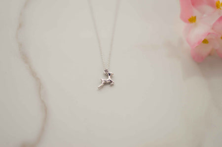 Detalle de pendiente de venado en plata 925