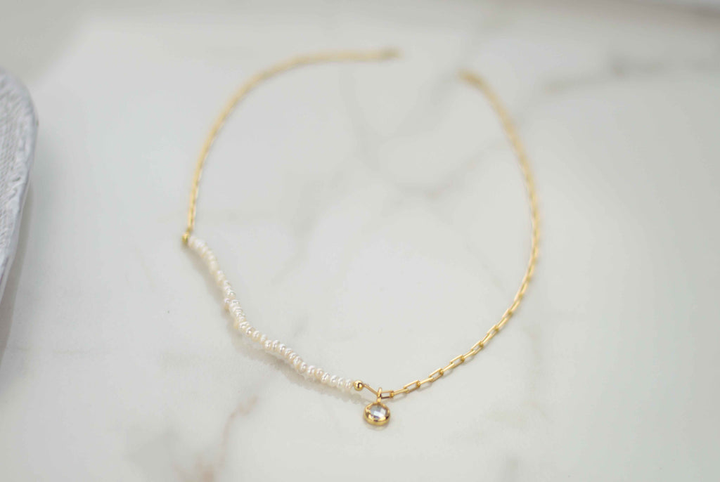 Collar con cadena en baño de oro 18k, pequeñas piedras blancas y pendiente de zirconia blanca