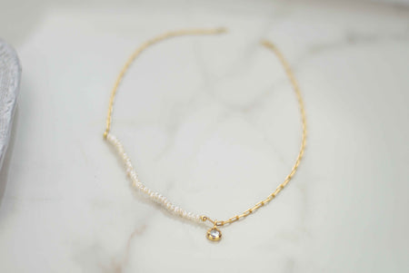 Collar con cadena en baño de oro 18k, pequeñas piedras blancas y pendiente de zirconia blanca
