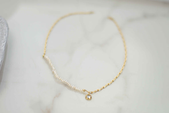 Collar con cadena en baño de oro 18k, pequeñas piedras blancas y pendiente de zirconia blanca