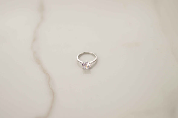 Anillo liso en plata 925 con Zirconia con central corte de diamante