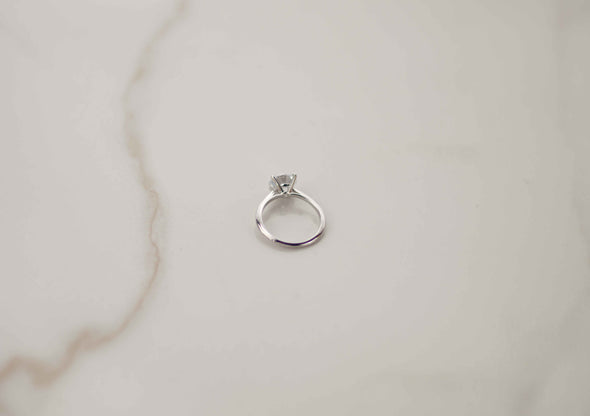 Anillo liso en plata 925 con Zirconia con central corte de diamante por detras