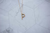 Collar con pendiente letra P color oro