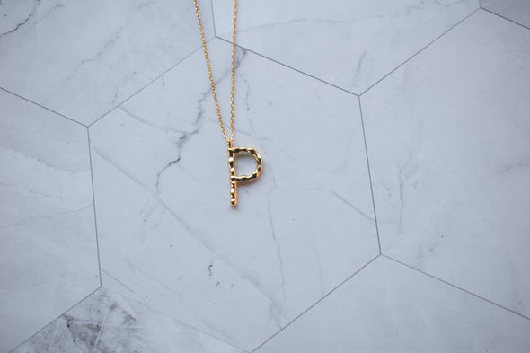 Collar con pendiente letra P color oro
