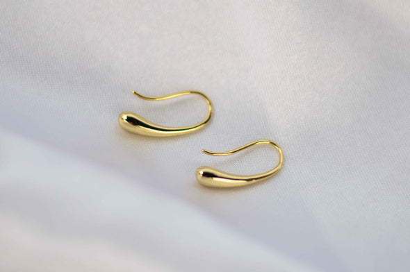 Aretes en una sola pieza tipo gota en baño de oro 18k