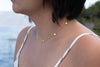 Modelo con collar corto dorado de soles lateral