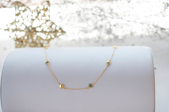 Collar corto dorado de soles