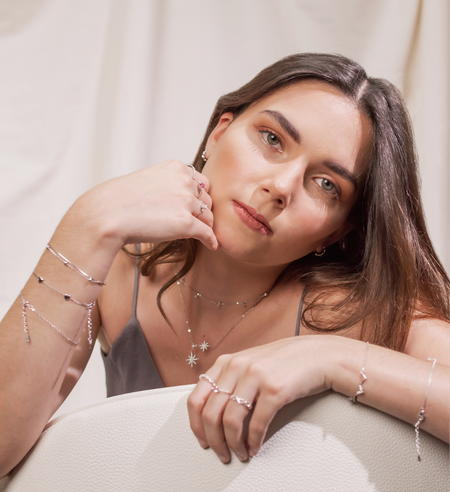 Modelo con Collar con cadena y pendientes de estrella lucero en zirconias de plata 925