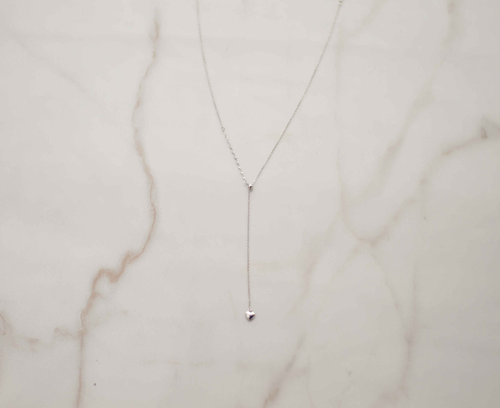 Collar con cadena y pendiente de cadena con corazón pequeño en plata 925 detalle