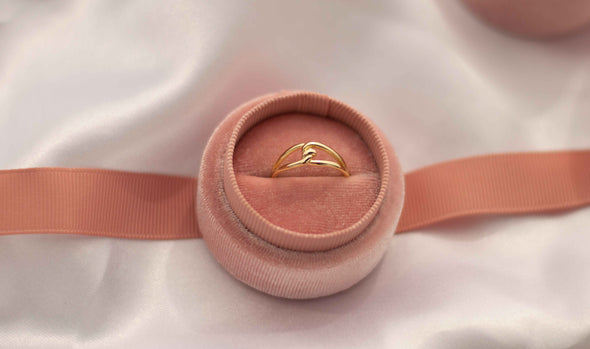 Anillo de nudo con baño de oro 18k ajustable en caja de joyas rosa